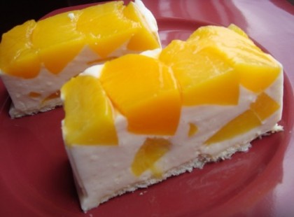 Vaníliás-barackos túrótorta egyszerűen, sütés nélkül. Ínycsiklandó hideg süti!