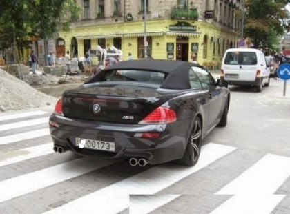 A buszsofőr megszívatta az arcoskodó bmw-st az utazóközönség pukkadozott a nevetéstől