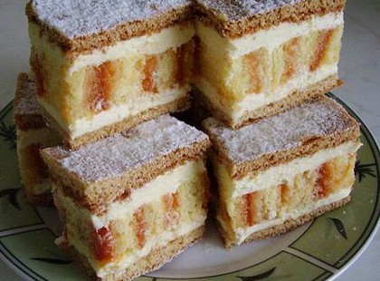 Esztétikailag is remekmű, és ízvilágában is különleges - az édes íz mellett a pikáns lekvár nagyon feldobja a csíkos süteményt