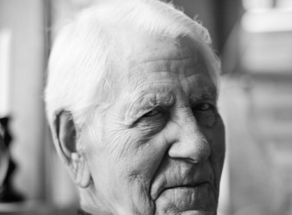 Egy férfi elment meglátogatni a nagyapját.