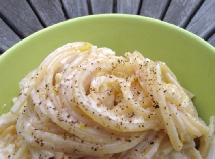 Sajtos – fokhagymás spagetti, mennyei étel, amivel nem lehet betelni, rengeteg sajt van rajta, imádni való!