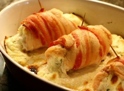 Sajtos csirkemell baconbe tekerve, csodás étel 30 perc alatt! Az olvadozó sajt nagyon csábító! :)