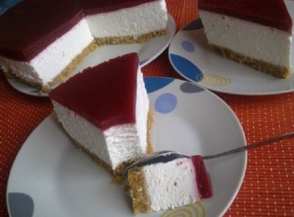 Kókuszos túrótorta áfonyazselével – habkönnyű élvezet, mámorító finomság sütés nélkül!