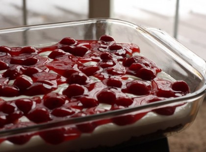 Meggyes csokoládés finomság sütés nélkül, csodás ízű édesség, sokkal jobb mint a meggyes pite!