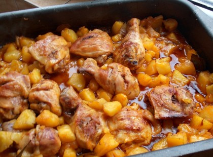 Tepsis csirke burgonyával, csodás szósszal, fejedelmi főétel gyorsan a sütőből!