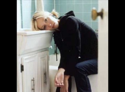 Anya és Apa Tv-t néznek mikor Anyu mondja : későre jár fáradt vagyok megyek, lefekszem.