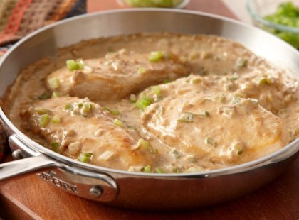 Tejszínes mustáros csirkemell fél óra alatt kész is van! Csodás, laktató fincsiség és alig kell hozzá pár dolog!