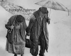 A pályaudvaron egy idős bácsi a feleségét várja. Mikor a nénike megérkezik, megölelik egymást. - De jó, hogy végre megjöttél, úgy hiányoztál! - szól a bácsi. - De jó, hogy végre látlak, olyan hosszú volt ez a két nap - válaszol a néni. A közelben álldogáló fiú, aki a barátnőjét várja meghatódik a jelenet láttán és odalép hozzájuk. Ne tessék haragudni, önök mióta házasok? - Éppen 50 éve - hangzik a válasz. - Remélem mi is ilyenek leszünk ötven év múlva a kedvesemmel - mosolyog a fiú. A bácsi odalép hozzá, megfogja a vállát és azt mondja: - Fiatalember, maga ezt ne remélje. Maga ezt döntse el.