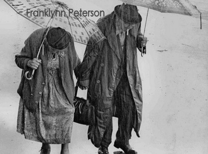 A pályaudvaron egy idős bácsi a feleségét várja. Mikor a nénike megérkezik, megölelik egymást. - De jó, hogy végre megjöttél, úgy hiányoztál! - szól a bácsi. - De jó, hogy végre látlak, olyan hosszú volt ez a két nap - válaszol a néni. A közelben álldogáló fiú, aki a barátnőjét várja meghatódik a jelenet láttán és odalép hozzájuk. Ne tessék haragudni, önök mióta házasok? - Éppen 50 éve - hangzik a válasz. - Remélem mi is ilyenek leszünk ötven év múlva a kedvesemmel - mosolyog a fiú. A bácsi odalép hozzá, megfogja a vállát és azt mondja: - Fiatalember, maga ezt ne remélje. Maga ezt döntse el.