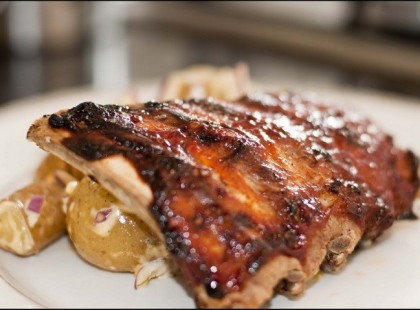 Fokhagymás oldalas burgonyaágyon sütőben sütve – igazi hétvégi ebéd, ez maga a csoda!