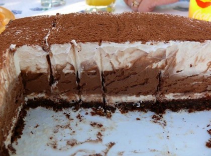 Csokoládéhabos mámor, liszt nélküli sütemény, nagyon habos és nagyon csokis, édes mámor! :)