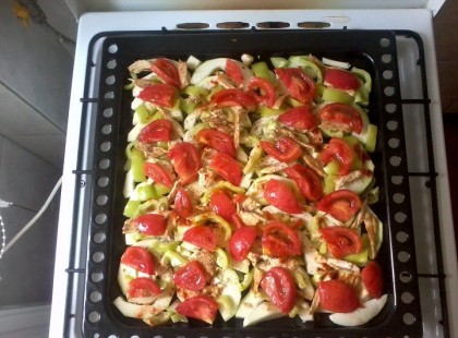 Csodás zöldséges csirkés étel a sütőből! Fél óra alatt elkészíthető és nagyon fincsi!