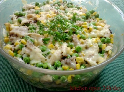 Sajtos-sonkás saláta, hidegen és melegen is fogyasztható csodás étel! Ezt még a férfiak is szeretik :)