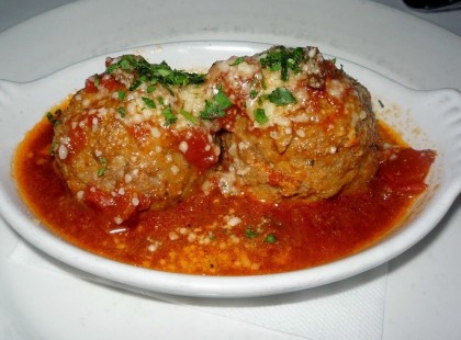 Burgonyás húsgombóc fűszeres paradicsomszósszal – csodálatos étel és hamar elkészül