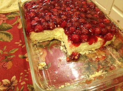 Sütés nélküli csábító túrótorta cseresznyebefőttel! A vaníliás túrókrémnek lehetetlen ellenállni!