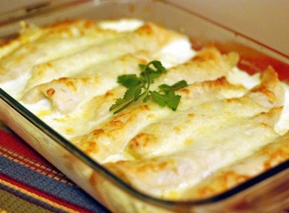 Csirkés raguval töltött palacsinta, mámorító sajtszósszal a sütőből – mindenki szeretni fogja! :)