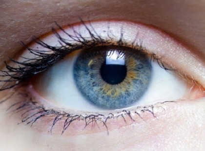 Egy 90 éves özvegyasszony éppen az idősek otthonába költözött, mivel megvakult. Amikor a liftben a nővér megpróbálta leírni neki, hogy milyen lesz az új szobája, az idős asszony közbevágott és így szólt: „Nagyon tetszik!” „De hát még nem is látta!” – mondta a nővér. „Az nem számít – jött a válasz –, a boldogság olyan, amit előre eldönthet az ember! Az, hogy tetszik-e vagy nem tetszik, nem azon múlik, hogy a berendezés hogy van kialakítva. Az az igazán fontos, hogy én hogyan viszonyulok hozzá; én pedig már eldöntöttem, hogy nekem tetszeni fog. Minden reggel, amikor felkelek, eldönthetem, hogy lefoglalom-e magam testem azon részeivel, amelyek már nem működnek, vagy pedig hálát adok azokért, amelyek még működnek! Minden nap ajándék, úgyhogy amíg végleg le nem hunyom a szemem, addig azokra az áldásokra fogok koncentrálni, amelyeket minden egyes új nap tartogat a számomra, és azokra a nagyszerű emlékekre irányítom a figyelmemet, amelyeket idáig összegyűjtöttem.”