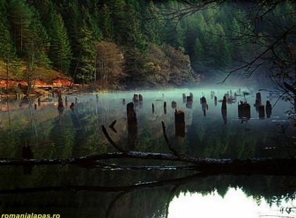 Gyilkos-tó: Ha belenézel a tó vizébe Eszter szürkészöld szemei tekintenek rád