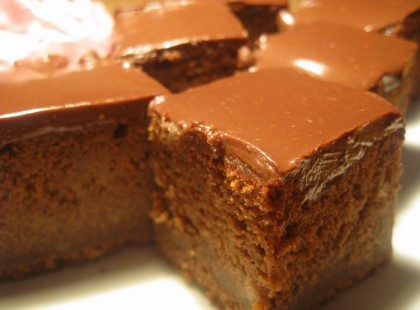 Omlós csokoládékocka – ezt nevezem én mennyei sütinek! Krémes csokoládé glazúrral, nagyon fincsi!