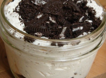 Poharas túrótorta kekszmorzsával és csokoládéval, sütés nélküli édes csábítás :)