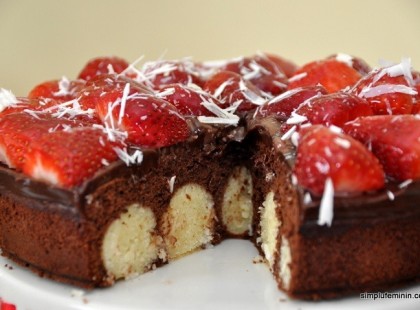 Tarka csokoládés sütemény túrógolyókkal és eperrel – gyönyörű és nagyon nagyon fincsi!