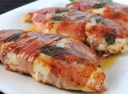 Csirkemell baconbe – a fokhagyma és a fűszerek teszik kiválóvá, az egyik legjobb recept!