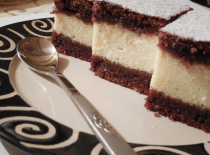 Csokis túrós süti, mágikus édesség! Kavart tészta, nem lehet elrontani ezért is imádom! :)