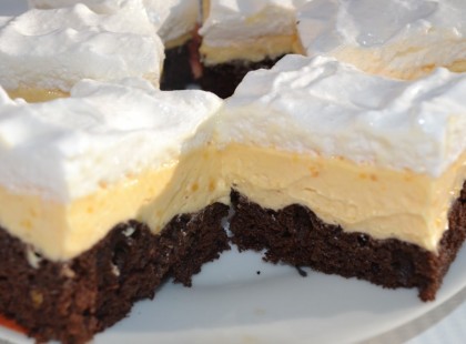 Vaníliakrémes mámor ínycsiklandó csokis piskótán – csábító sütike!