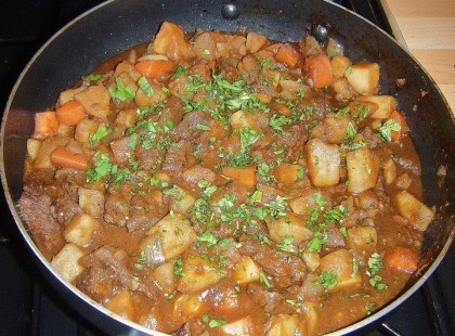 Zöldséges sertésragu ropogós bacon darabokkal. Fincsi és laktató étel, hamar el is készül :)