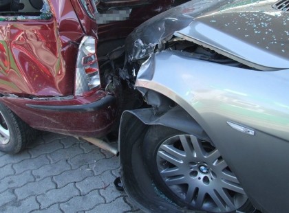 Hatalmas sor a benzinkútnál, Merci érkezik, elhúz a sor mellett és elöl beáll a kúthoz.