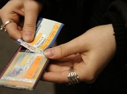 UTAZÁSI KEDVEZMÉNYEK 2015-BEN, VONATTAL, BUSSZAL! Kinek, mikor, hol és mennyi jár? Több, mint 30 féle kedvezménnyel várják a vonaton utazókat, de a buszon utazók sem maradnak le! Egy kis összefoglaló: