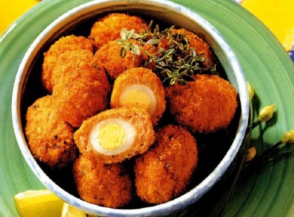 Burgonyás tésztába csomagolt főtt tojás, mesés és laktató!