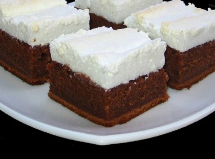 Csokoládékocka habcsókkal, csodás finomság és nagyon könnyen elkészíthető!