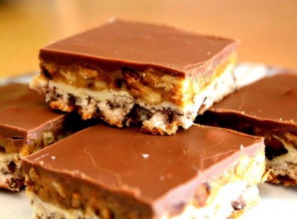 Diós-mogyorós szelet, olyan mint a snickers! Ez a krém csodás, hamar elkészíthető és nagyon ízletes