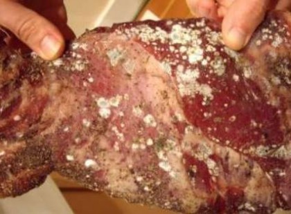 Több hete romlott húsok, penészes túróból készült péksütik a CBA-ban?