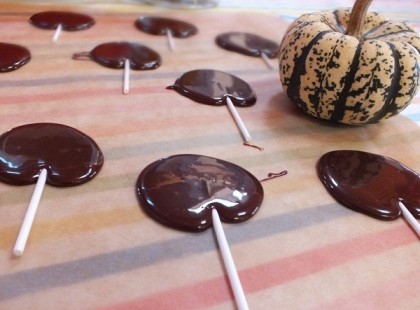 Így készítsünk torokfájásra mézes nyalókát!A hideg idő beálltával egyre több a torokfájás, a köhögős óvodás gyerek. Ha nem akarjuk folyton gyógyszerrel tömni csemeténket, és még egy kis nassolnivalóval is megjutalmaznánk, készítsünk otthon finom mézes gyógynyalókát.