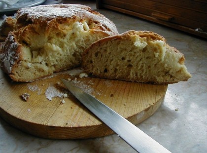 Nem kell dagasztani és keleszteni. Nálunk nagy kedvenc, elég sokszor készítem. A magam sütött kenyér sosem szárad ránk.