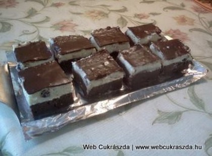 Túrós kocka kekszes alapon