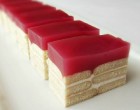 Ha már itt a karácsony, akkor íme egy egyszerűen remek és mutatós recept: Kekszes szörpsütemény
