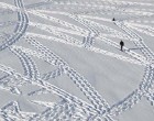 Őrült férfi a hóban? Nem egészen...Aki ránéz erre a fotóra, semmi különöset nem lát. Aztán meglátja messziről és eláll a szava.