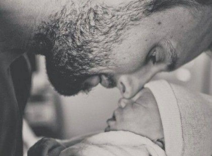 Hogyan is kellene apának lenni? Anyát szépen és hűen szeretni. Tenyéren hordani a kis családot, megadva nekik az egész világot.