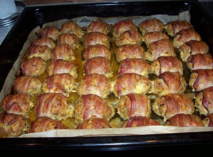 Fasírt megbolondítva hétvégére – esküszöm, szerintem ez a legfinomabb étel! A családban mindenki rajong érte!Hozzávalók:Fél kg darált hús ,15 dkg reszelt sajt ,2 tojás ,2-3 zsemle áztatva,2-3 gerezd fokhagyma,1 kis fej vöröshagyma le reszelve,só , bors , pici őrölt paprika ( Ezekből ízlés szerint )egy csokor zöldség zöldje1 cs. bacon szalona---a teljes recept a hozzászólásoknál---