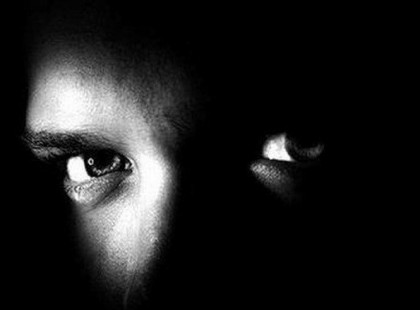 Butaság, hogy harcolj valakiért. Miért kellene harcolni? A szerelem nem arról szól, hogy harcolj és ne add fel, és tarts ki vagy szerezd meg őt mindenáron. Nem! A szerelem az, amikor találkozik két ember, és ők mind a ketten úgy döntenek, hogy együtt akarnak lenni. Harcolni valakiért? Annak mi értelme? És ha megnyered a harcot? Akkor elég lesz neked az, hogy veled van? El tudod fogadni, hogy csak azért van veled, mert te kiharcoltad? Ez nem szerelem, ez önzés, kisajátítás! Az igazi szerelmeseket nem akadályozhatja sem távolság, sem család, sem vallás, sem semmilyen külső tényező abban, hogy együtt legyenek, mert akkor a másik a legfontosabb a világon, fontosabb annál, hogy mit mond róla a családod, a barátaid, a hited, így nincs is semmi, ami akadály lehet. Ha mégis, akkor az csak kifogás. A szerelemben mindenkinek szabad akaratából kell lépni, csak akkor az igazi!