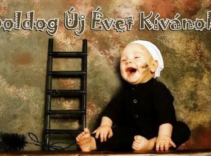 Ballag már Ballag már az esztendő, vissza-visszanézve, nyomában az öccse jő, vígan fütyörészve. Beéri az öreget s válláról a terhet legényesen leveszi, pedig még csak gyermek. Lépegetnek szótlanul s mikor éjfél eljő, férfiasan kezet fog Múlttal a Jövendő. (Kányádi Sándor)