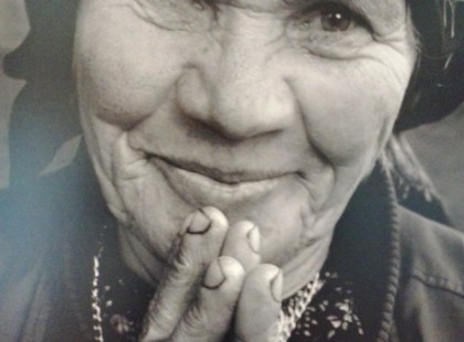 Vigyázzatok rájuk.. Vigyázzatok rájuk kik egyedül maradtak, akik ősz fejjel ülnek a néma alkonyatban; és üveges szemükkel néznek a létbe, keresve valamit a csendes estében.. Vigyázzatok, kérlek a fáradt öregekre, akik nem kérnek már semmit csak Istentől kegyelmet; és mondanak egy imát néha magukban, majd felnéznek az égre egy csillagot kutatva.. (Nyikos Tibor)