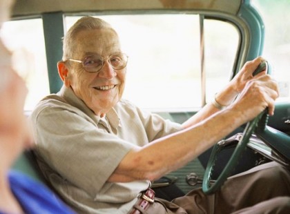 A nyolcvan éves férfi felhívja távol élő fiát: