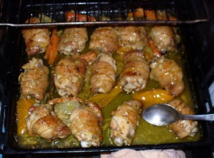 Göngyölt fűszeres csirkecombok, sült hagymával.Imádni fogja a család!