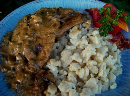 Bakonyi sertésszelet – omlós hús gombapaprikással