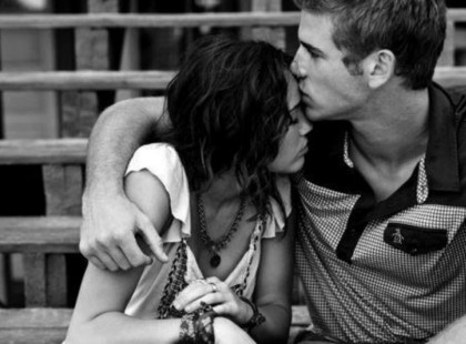 Igenis kell valaki, aki atombiztosan áll mögötted, és nem fél elkapni, ha épp esni készülnél.