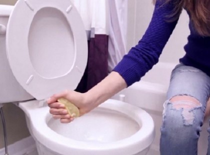 Egy citromot csavart a WC-be, a hatás elképesztő lett!